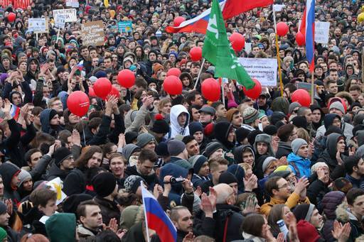 Russia: Online dissent sparks mass protests - Digital