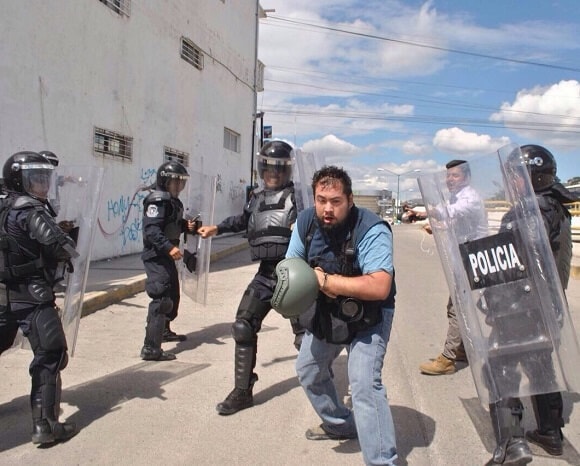 México: Policías de Guerrero golpean a periodistas durante manifestación