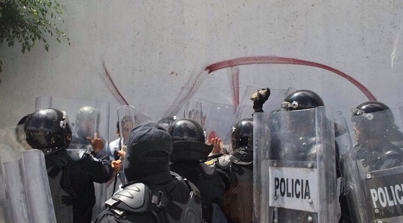 México: Policías agreden a periodistas y defensores de derechos humanos durante protesta por 43 estudiantes desaparecidos - Protection