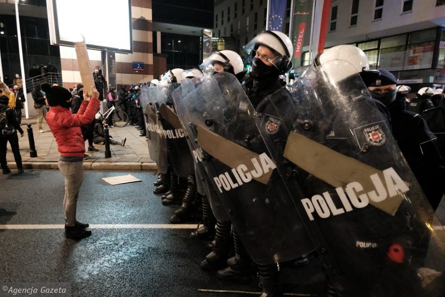 Poland: Authorities must end police brutality and persecution of protesters and journalists - Protection