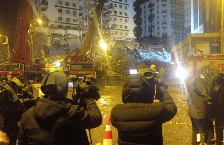 Türkiye: Yetkililere, yıkıcı depremlerin ardından medyaya yönelik daha fazla kısıtlamadan kaçınmaları çağrısı