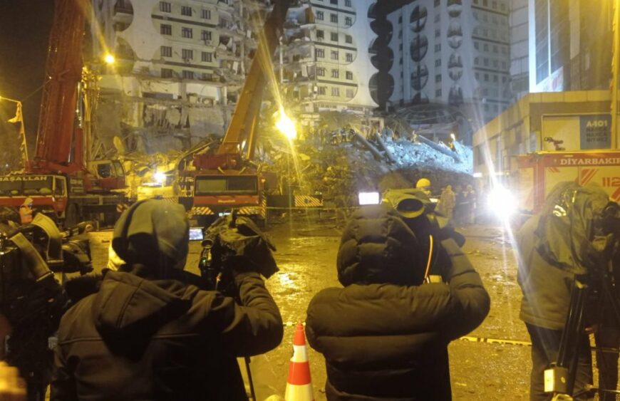 Türkiye: Yetkililere, yıkıcı depremlerin ardından medyaya yönelik daha fazla kısıtlamadan kaçınmaları çağrısı - Protection